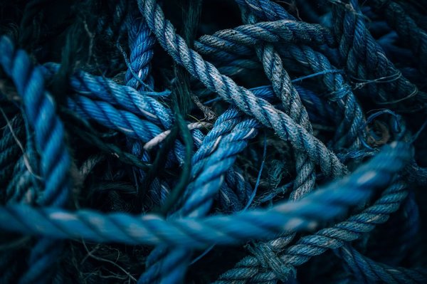 Quelle est la durabilité des matériaux composites à base de fibres naturelles dans la construction ?